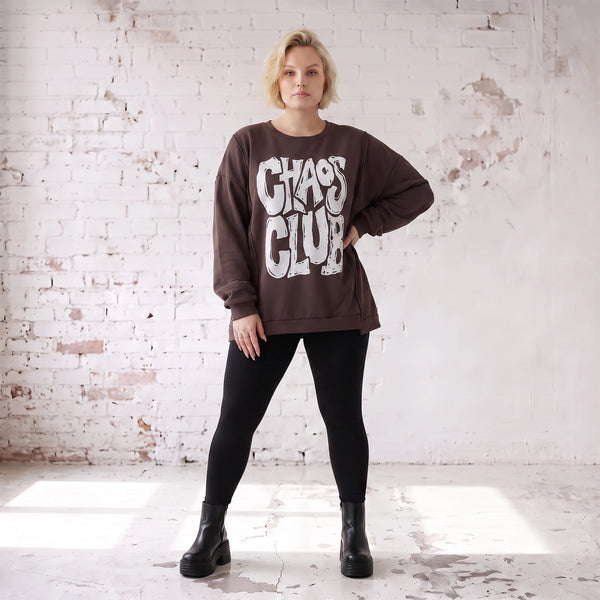 Braunes Sweatshirt mit Chaos Club Print aus French Terry und sichtbaren Außennähten