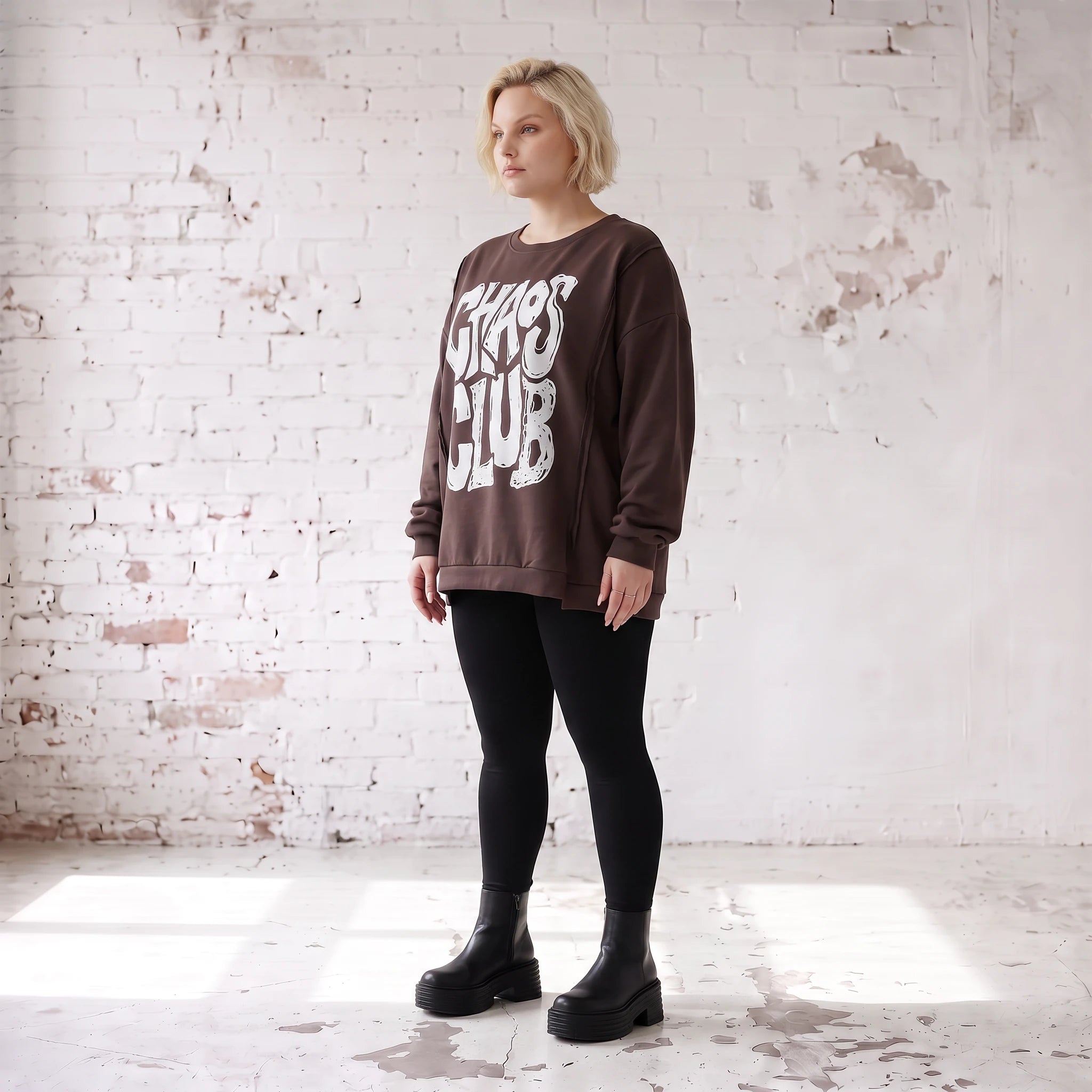 Braunes Sweatshirt mit Chaos Club Print aus French Terry und sichtbaren Außennähten