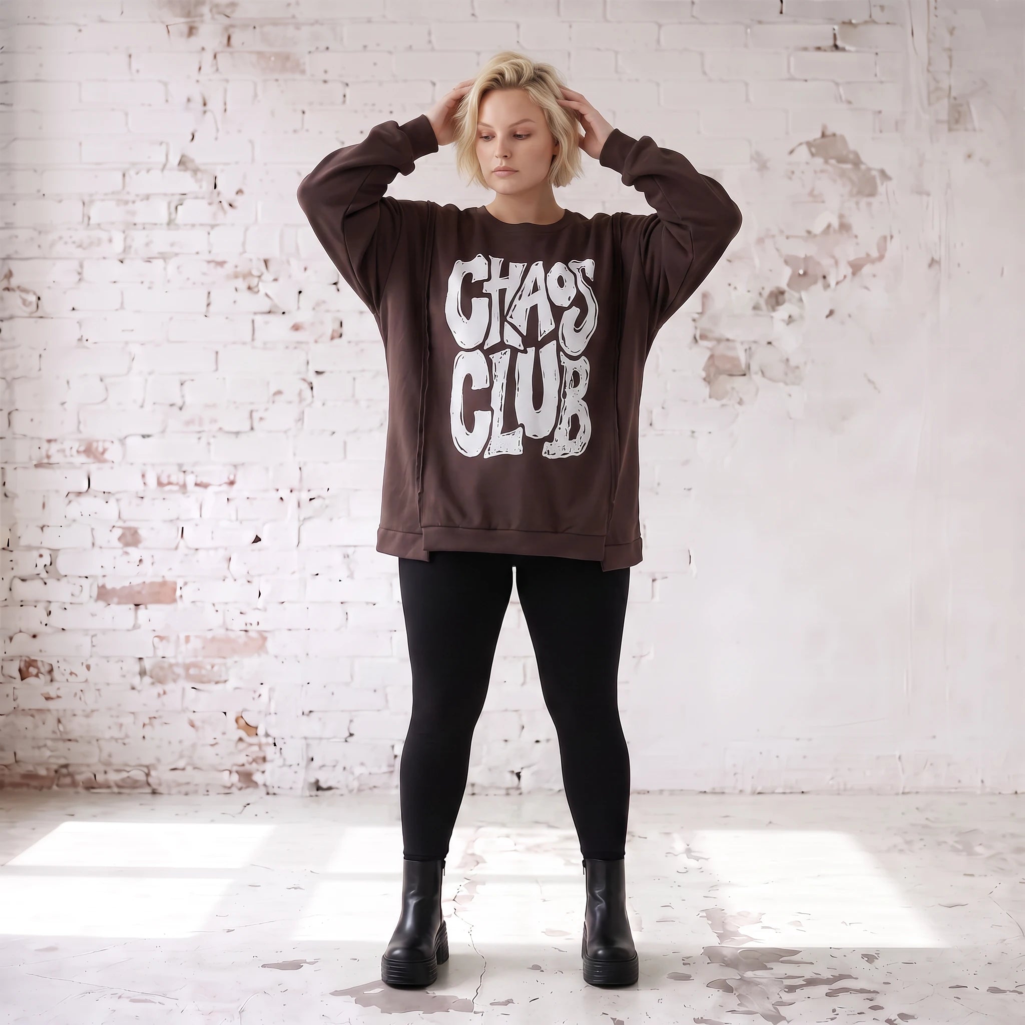 Braunes Sweatshirt mit Chaos Club Print aus French Terry und sichtbaren Außennähten