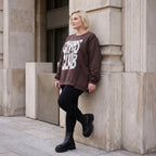 Braunes Sweatshirt mit Chaos Club Print aus French Terry und sichtbaren Außennähten