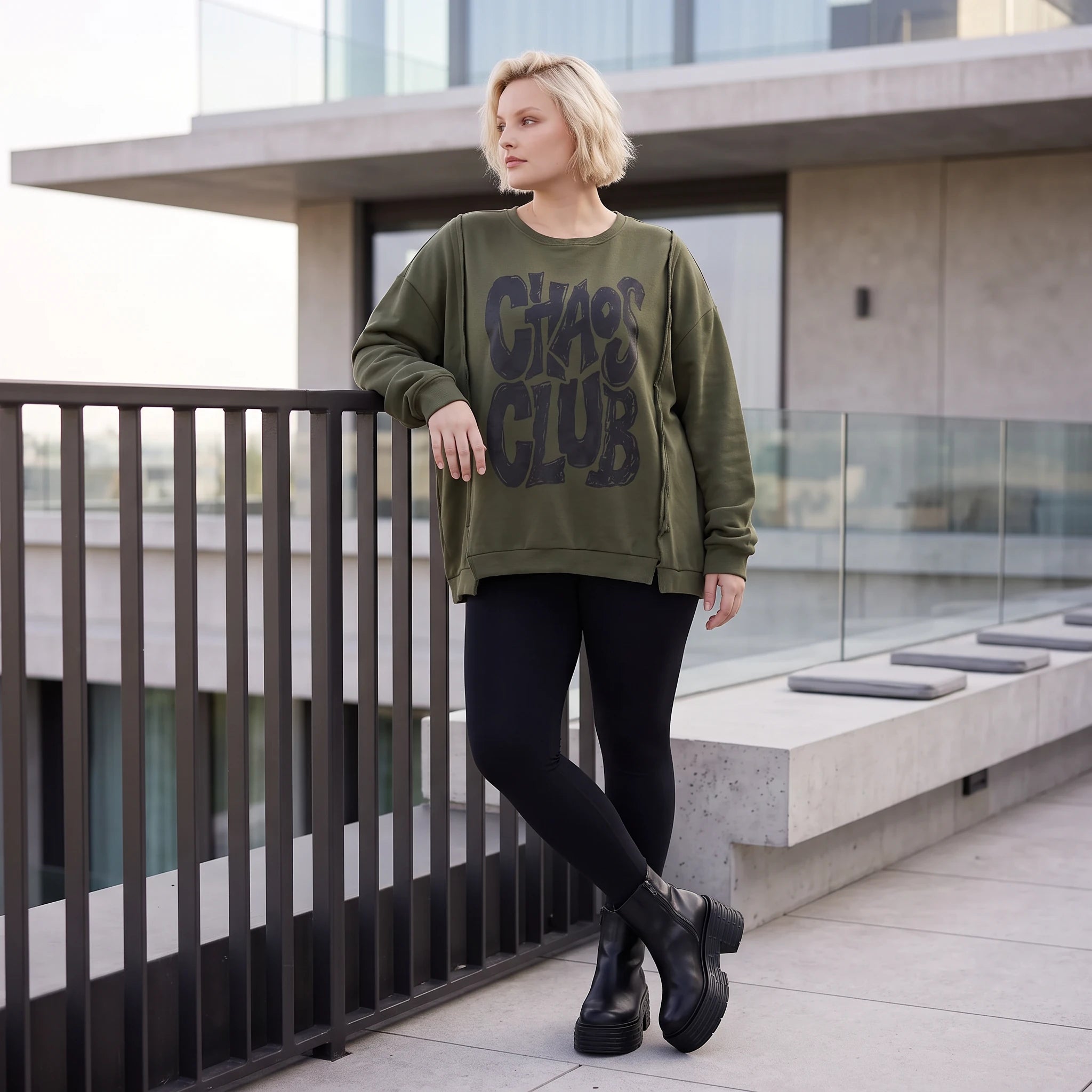 Langarmshirt kastig aus weichem French Terry mit Chaos Club Print und sichtbaren Nähten