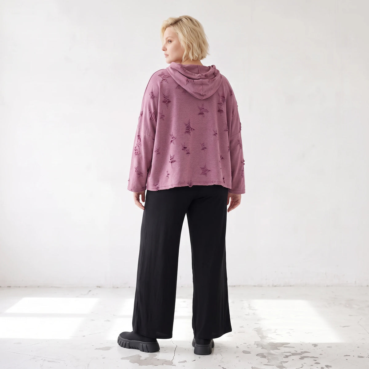 Weinroter Jersey Hoody in Destroyedoptik locker geschnitten mit Kapuze und weichem Fall