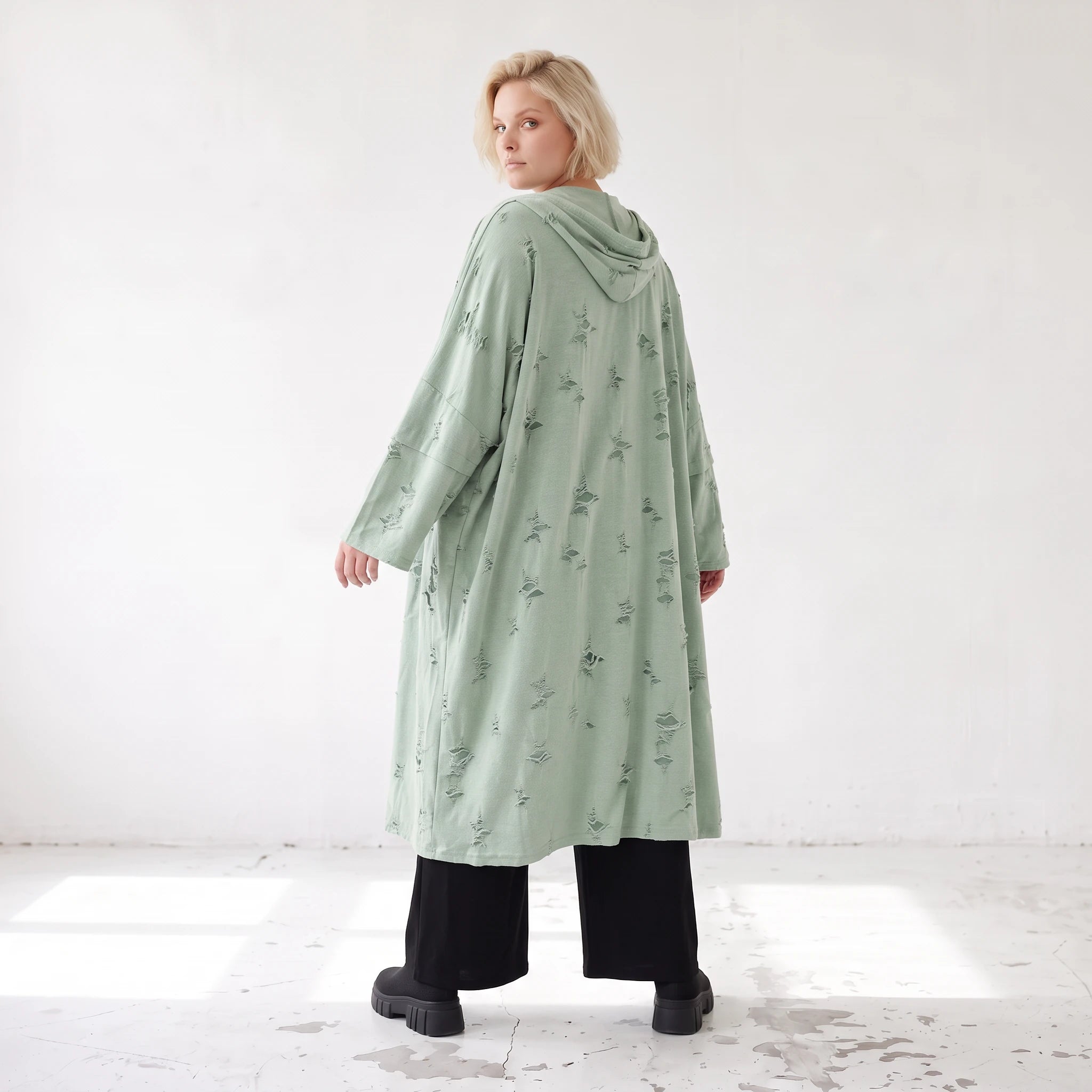 Cardigan in Pistaziengrün mit Kapuze aus weichem Jersey gerade geschnitten offen tragbar