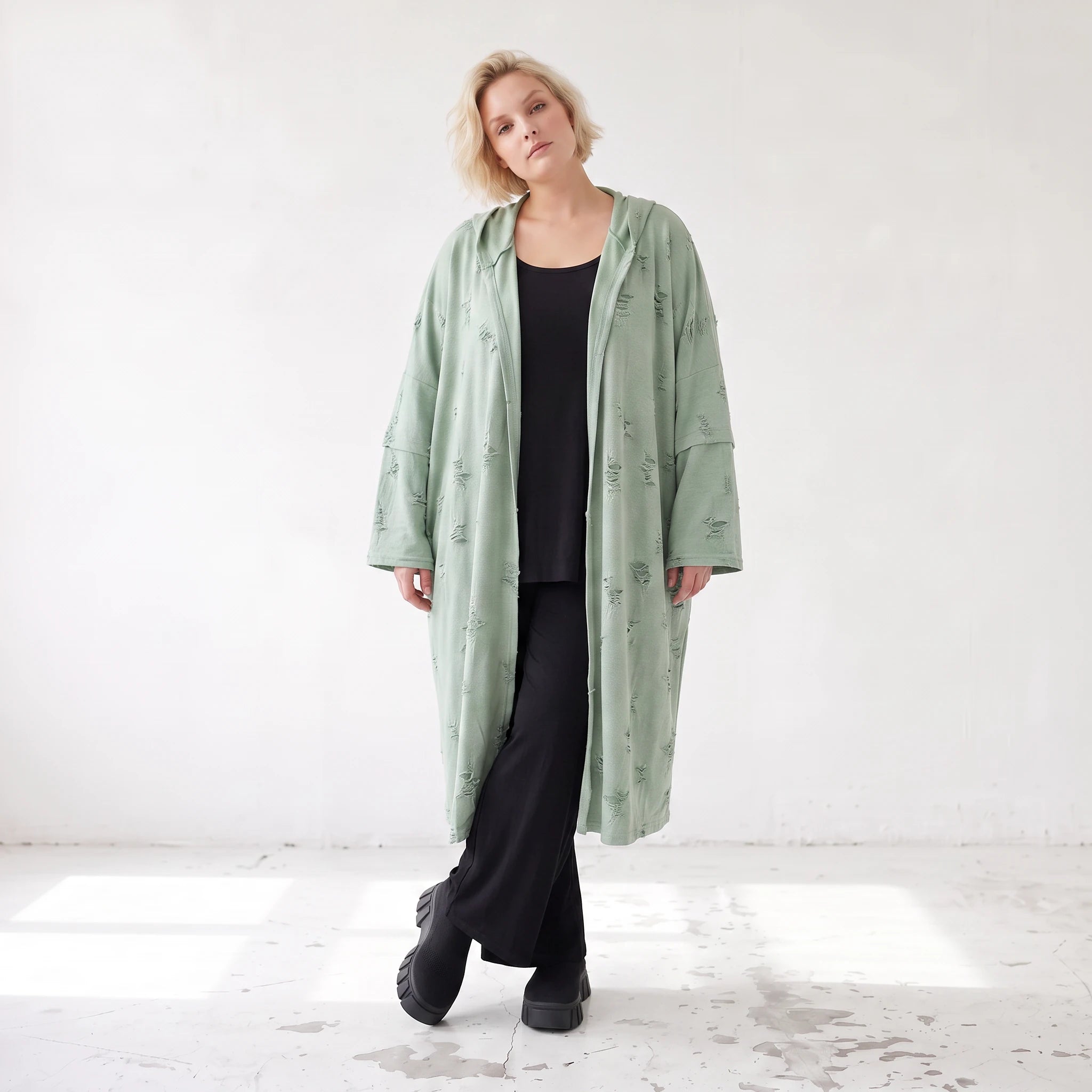 Cardigan in Pistaziengrün mit Kapuze aus weichem Jersey gerade geschnitten offen tragbar
