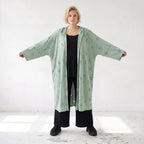 Cardigan in Pistaziengrün mit Kapuze aus weichem Jersey gerade geschnitten offen tragbar