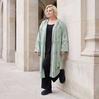 Cardigan in Pistaziengrün mit Kapuze aus weichem Jersey gerade geschnitten offen tragbar