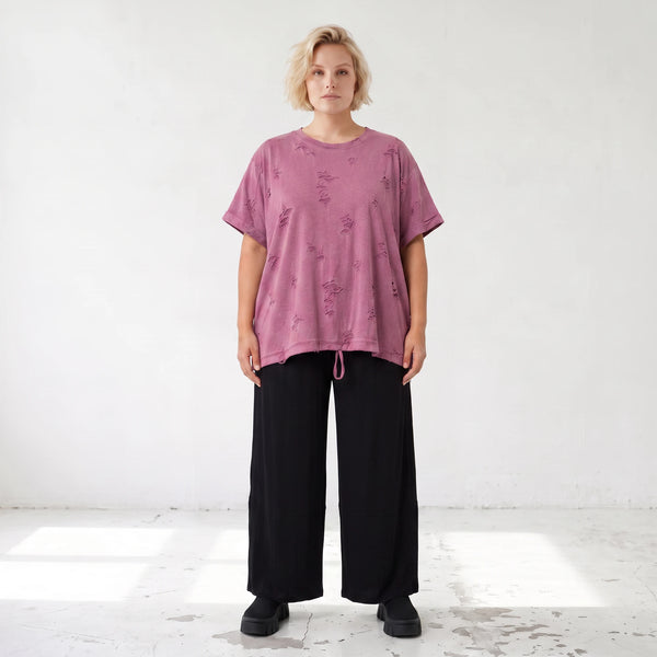 Shirt in Weinrot mit Stern Print im Used Look aus Baumwolljersey mit geradem Schnitt