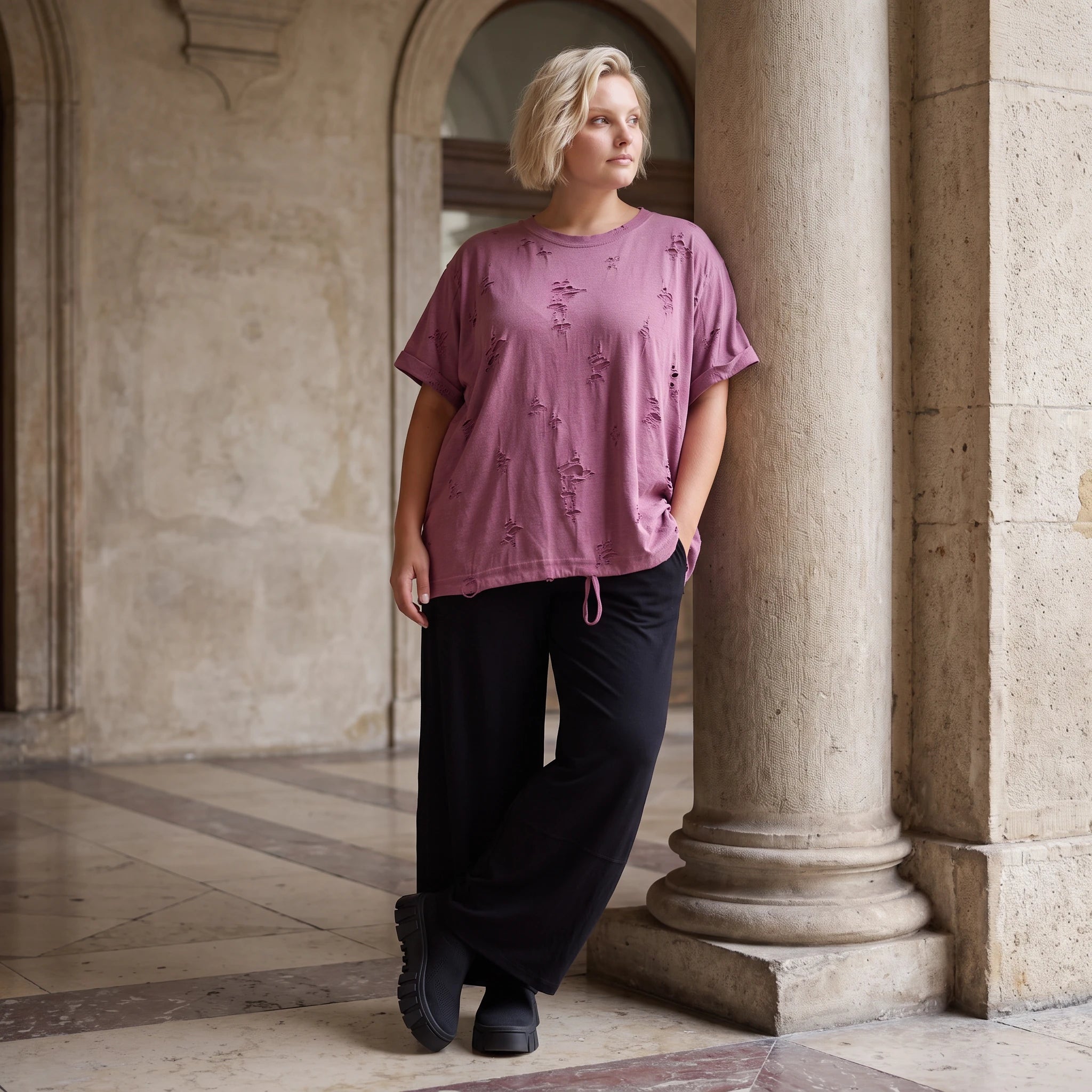 Shirt in Weinrot mit Stern Print im Used Look aus Baumwolljersey mit geradem Schnitt
