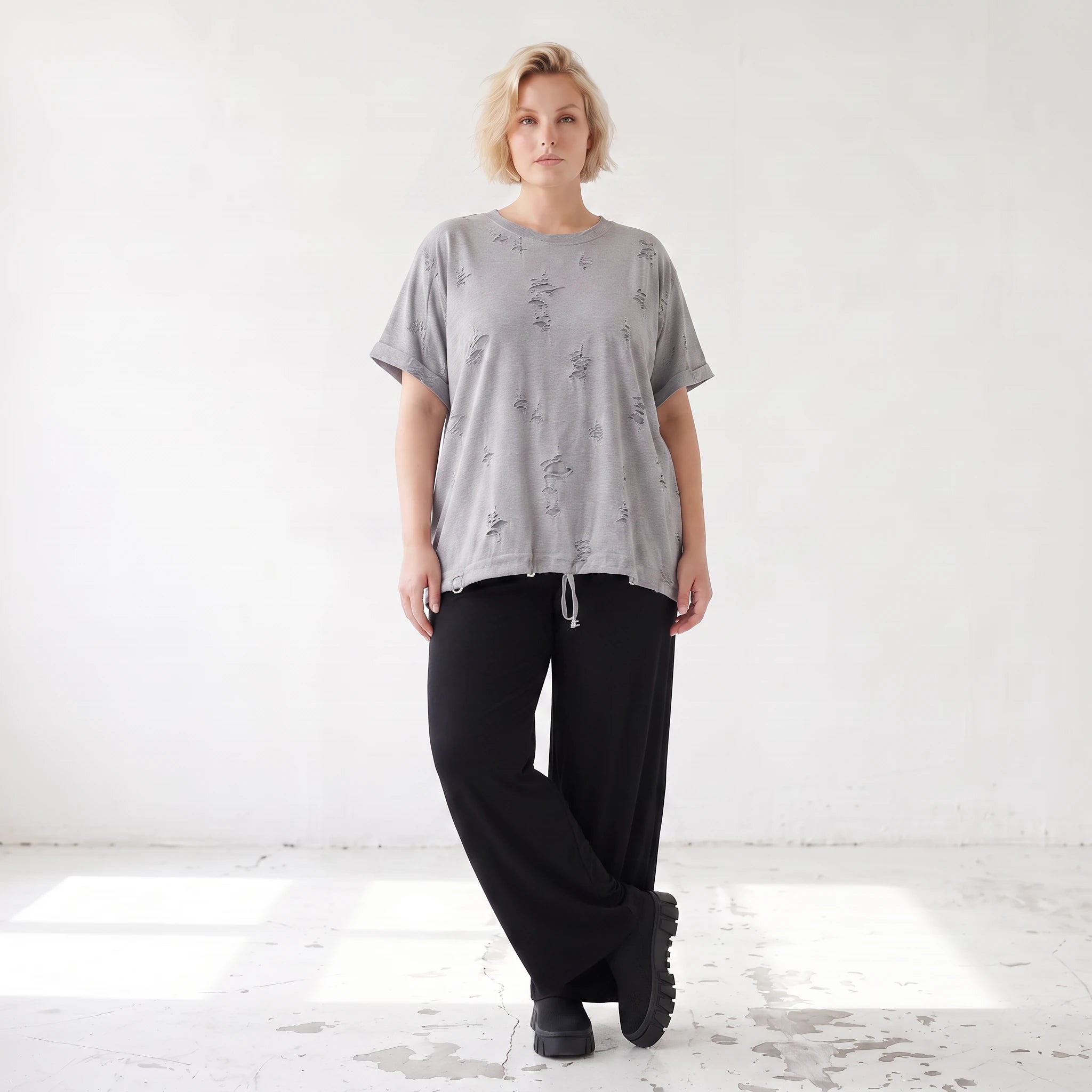 Graues Shirt im Destroyedlook aus weichem Jersey mit Rundhalsausschnitt geradem Schnitt