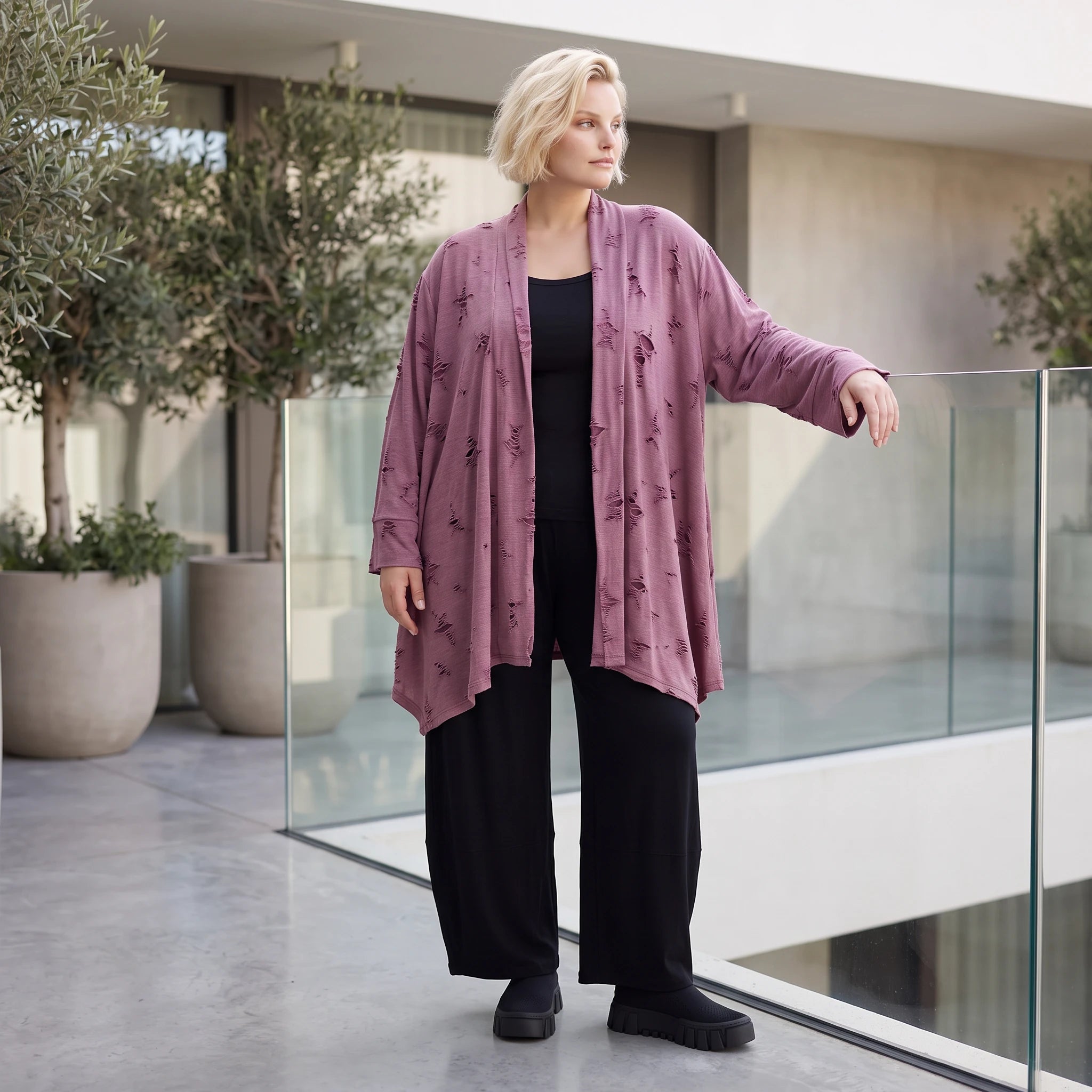 Weinroter Cardigan in A-Linie mit U-Ausschnitt Sternenmotiv im Destroyedlook Taschen