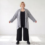 Cardigan aus staubgrauem Jersey mit Sternenmotiv in Destroyed Optik und offenem Schnitt