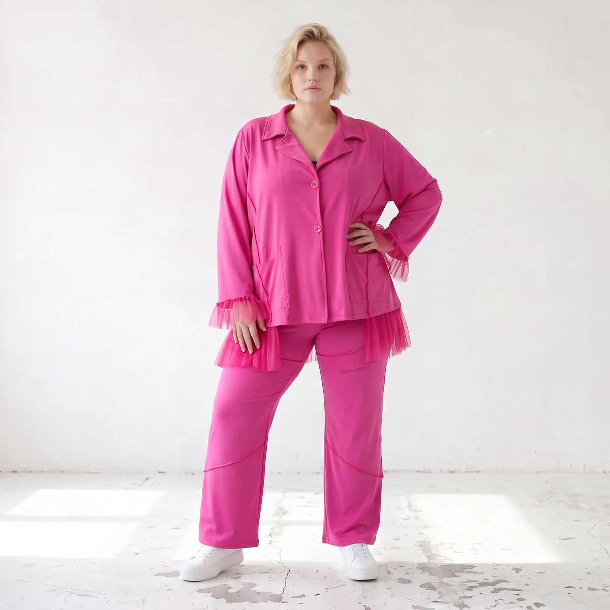 Fuchsia Stretchhose aus Travellergewebe mit geradem Bein Zierklappen und Overlocknaht