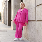 Fuchsia Stretchhose aus Travellergewebe mit geradem Bein Zierklappen und Overlocknaht