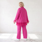 Fuchsia Stretchhose aus Travellergewebe mit geradem Bein Zierklappen und Overlocknaht