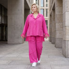 Fuchsia Stretchhose aus Travellergewebe mit geradem Bein Zierklappen und Overlocknaht