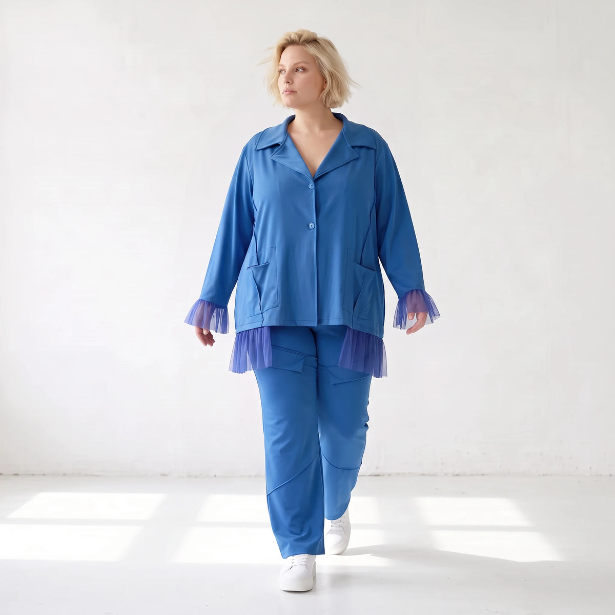 Royalblaue Travellerbluse in A-Linie mit Hemdkragen edler Tüll-Applikation und Nahttaschen