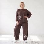 Ballonhose in Espresso aus French Terry mit Smiley Druck und Biesennähten bequem weich