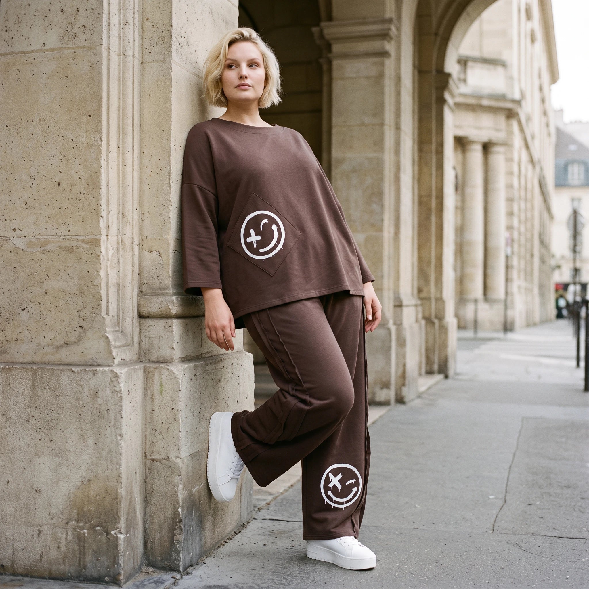 Ballonhose in Espresso aus French Terry mit Smiley Druck und Biesennähten bequem weich