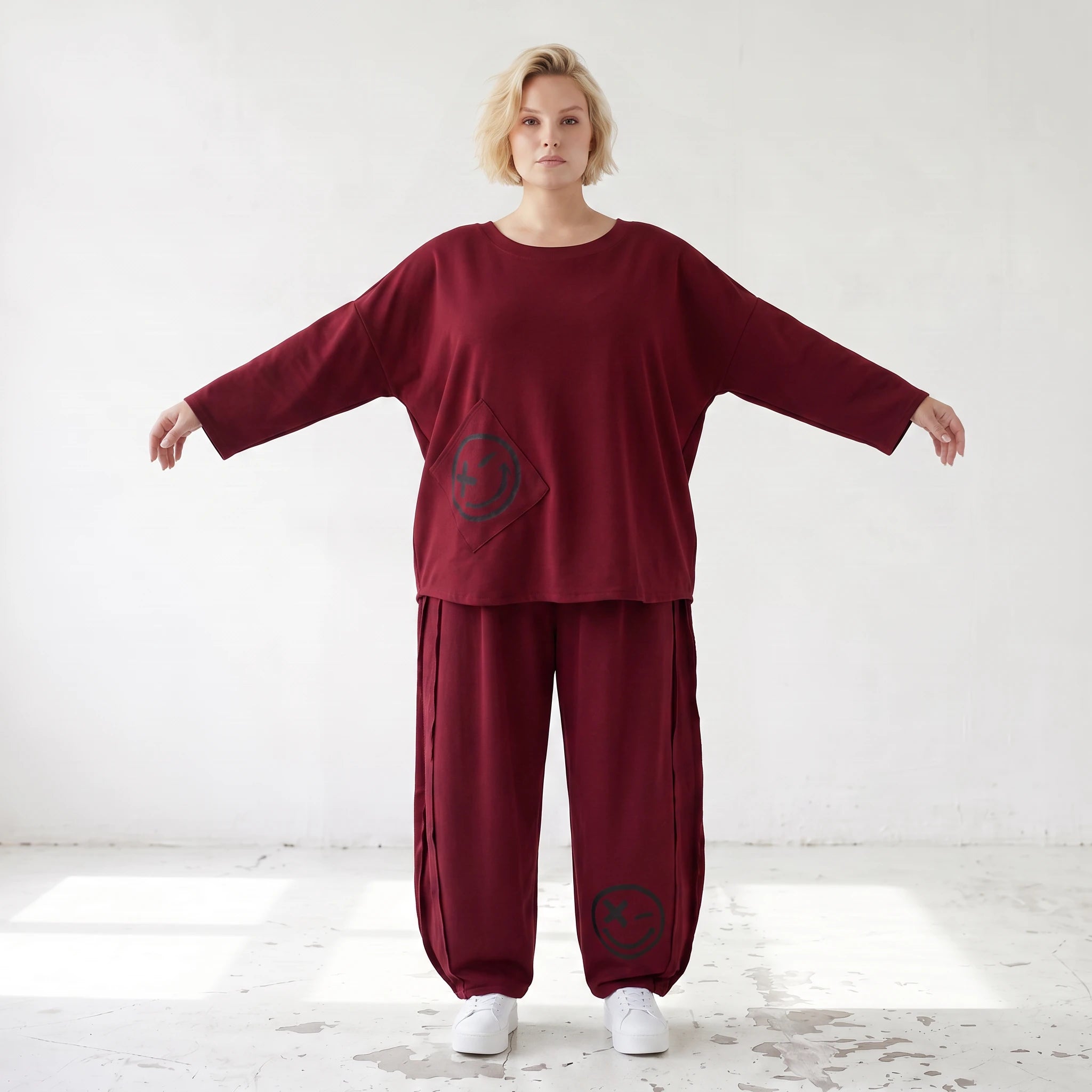 Weinrote Ballonhose aus French Terry mit Smiley-Print Biesennähten und softem Komfort