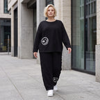 Ballonhose in Midnight Black aus French Terry mit Stretch und Smiley Detail vorn am Bein