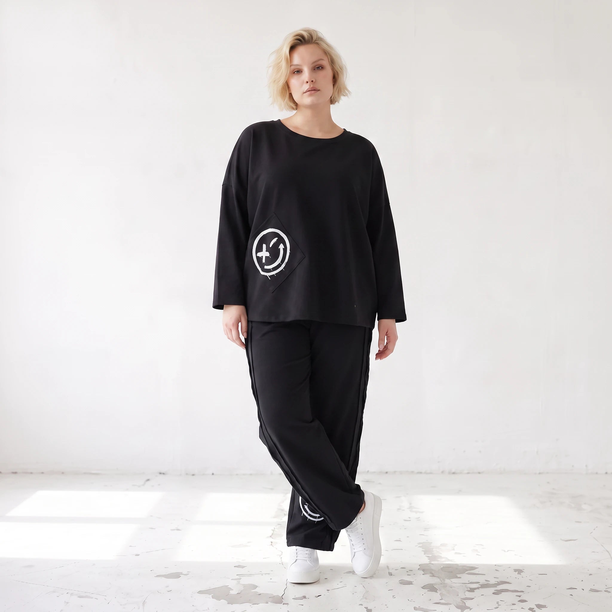 Ballonhose in Midnight Black aus French Terry mit Stretch und Smiley Detail vorn am Bein