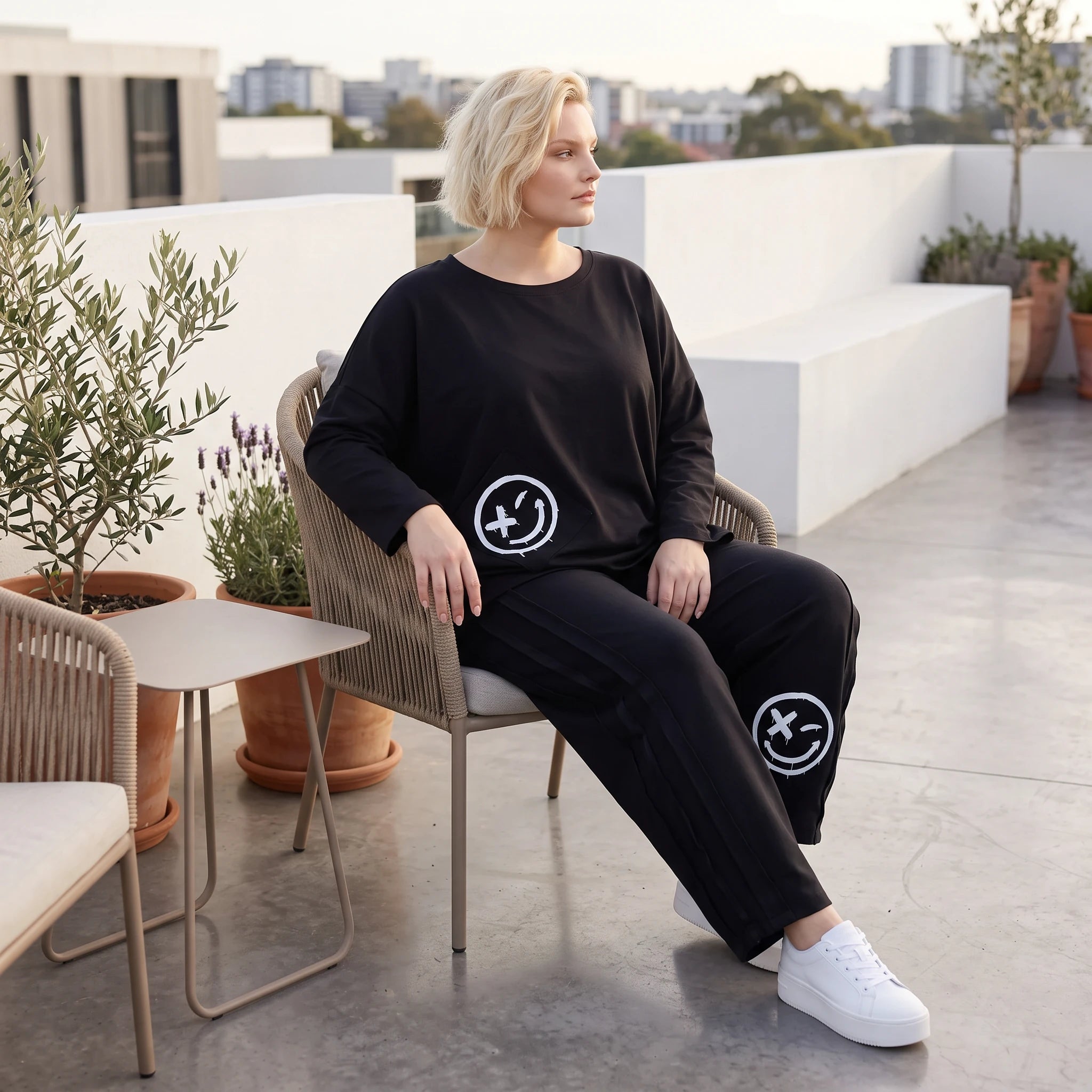 Ballonhose in Midnight Black aus French Terry mit Stretch und Smiley Detail vorn am Bein