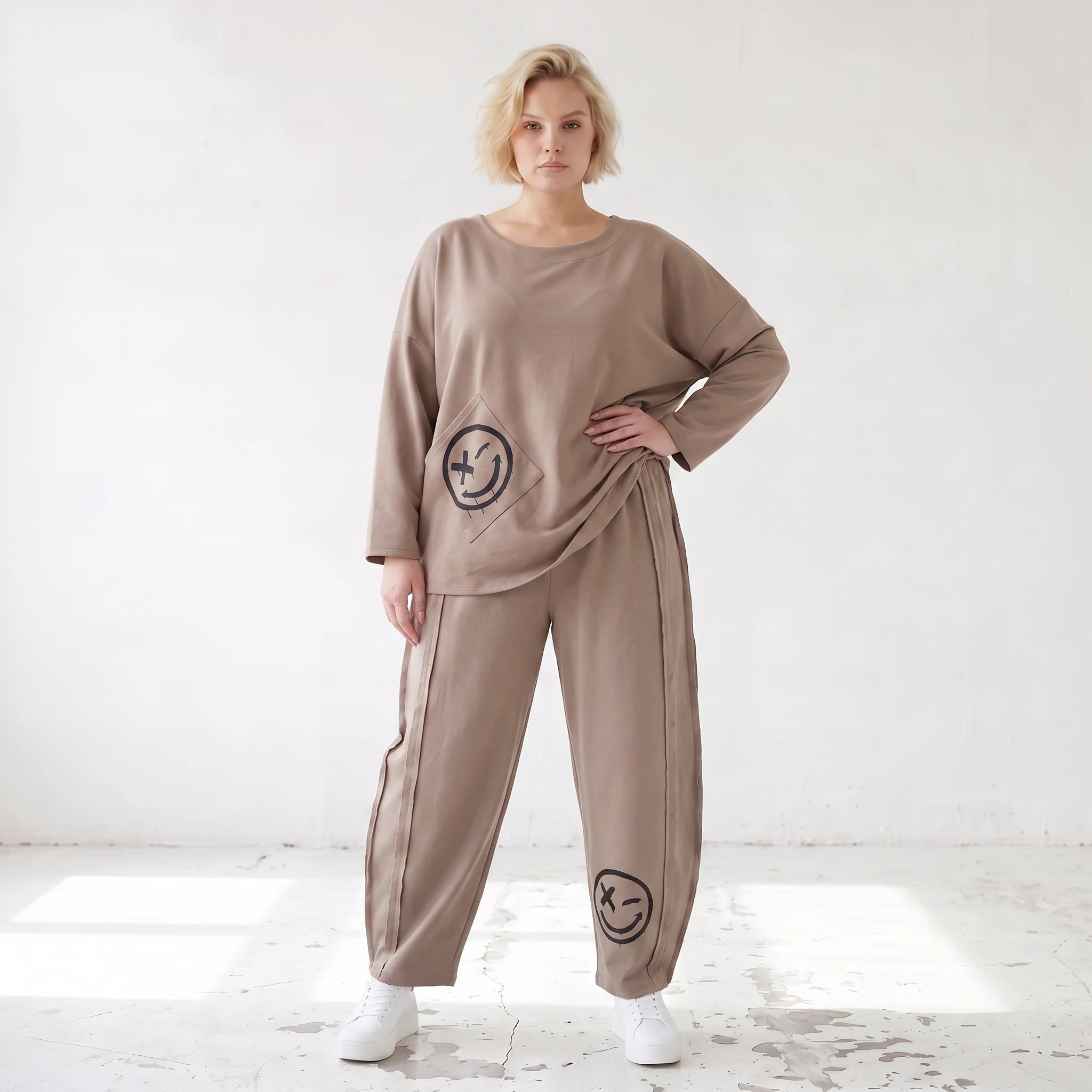 Taupe Ballonhose aus weichem French Terry mit Smileymuster Biesennähten und Dehnbund