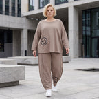 Taupe Ballonhose aus weichem French Terry mit Smileymuster Biesennähten und Dehnbund