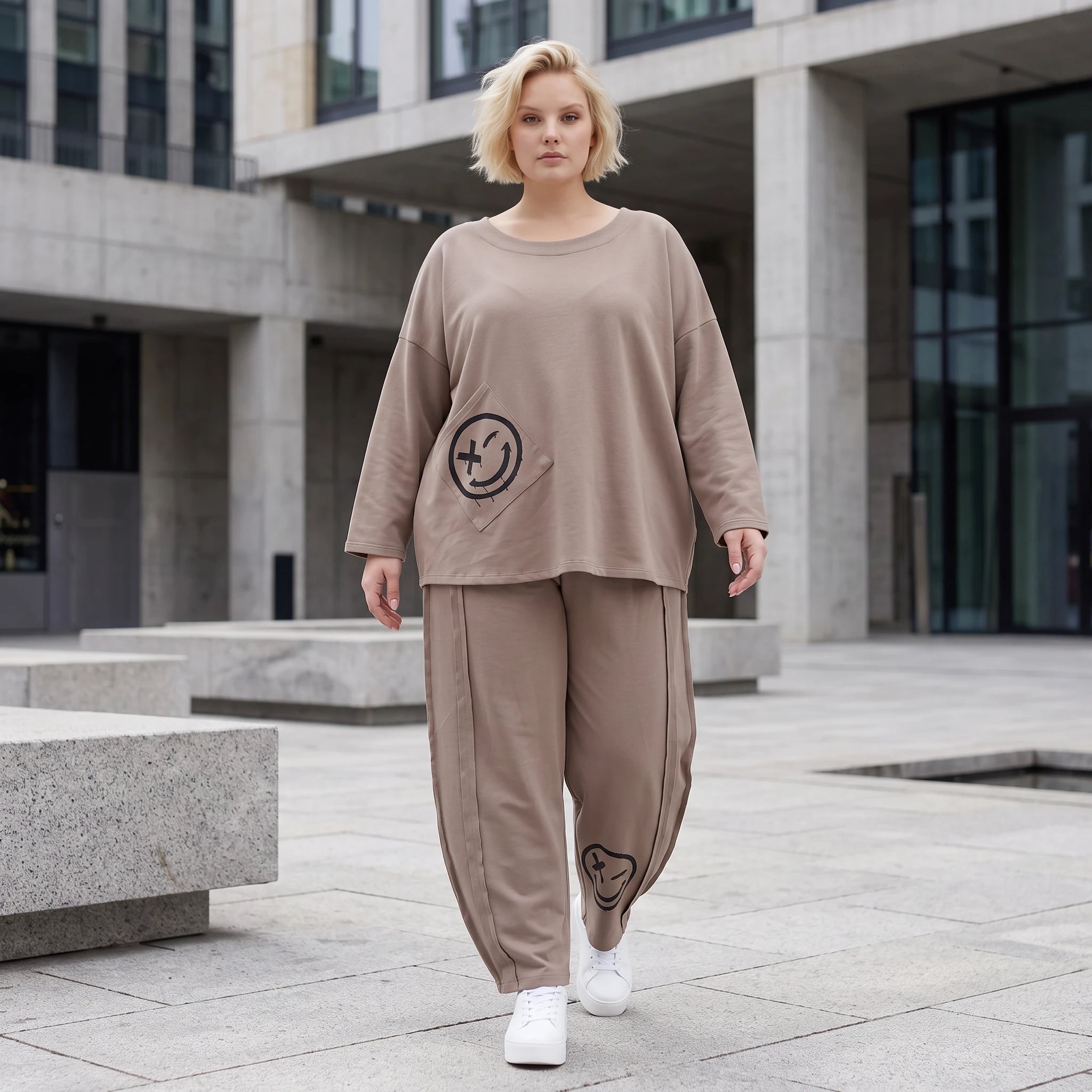 Taupe Ballonhose aus weichem French Terry mit Smileymuster Biesennähten und Dehnbund