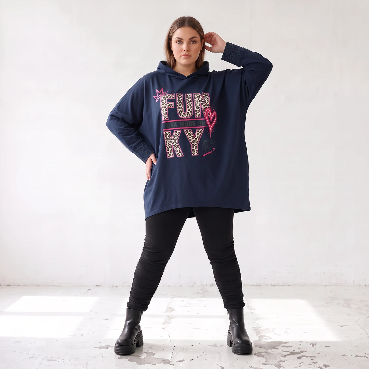 Dunkelblaues Kapuzensweatshirt mit Leoprint aus French Terry mit gerader Silhouette