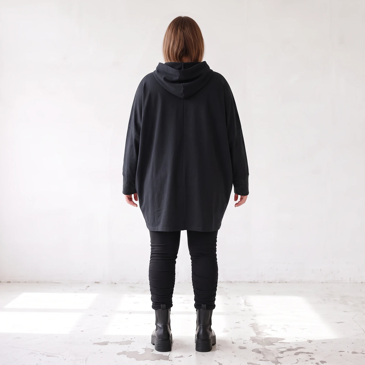 Schwarzer Kapuzenpulli mit Leo Print aus softem French Terry mit Kapuze Seitentaschen