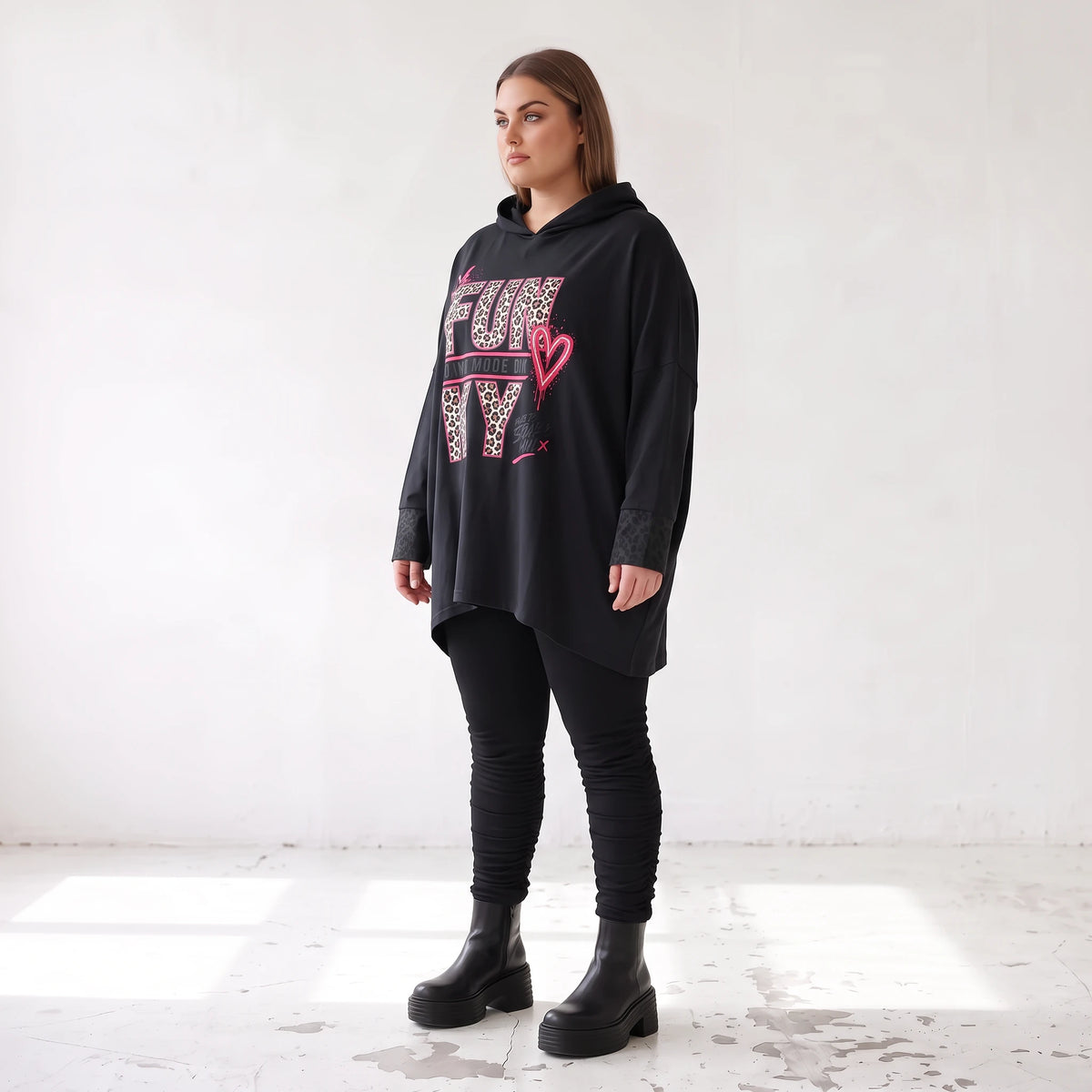 Schwarzer Kapuzenpulli mit Leo Print aus softem French Terry mit Kapuze Seitentaschen