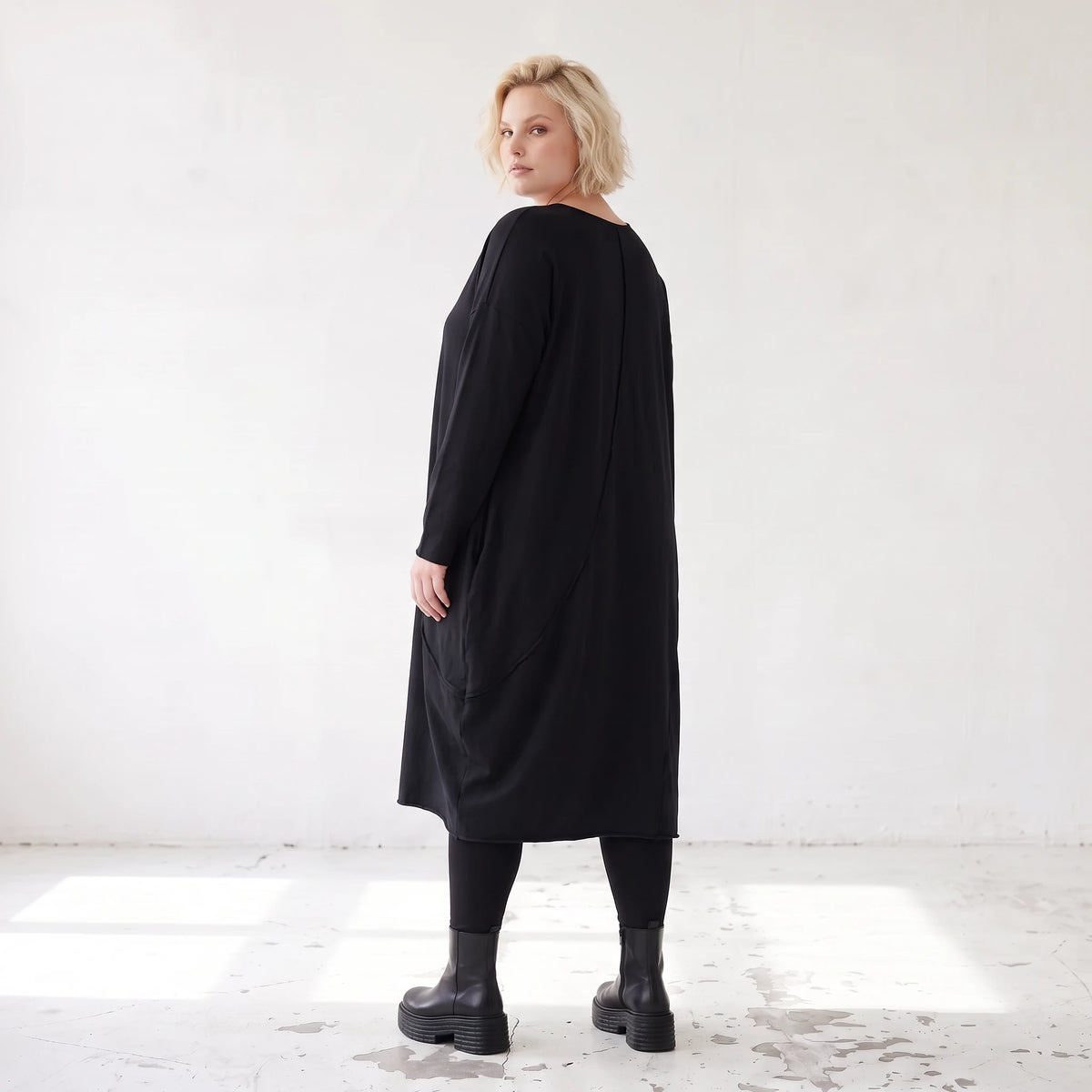 Kleid in OldBlack aus weichem French Terry in Ballonform mit Rundhalsausschnitt Langarm