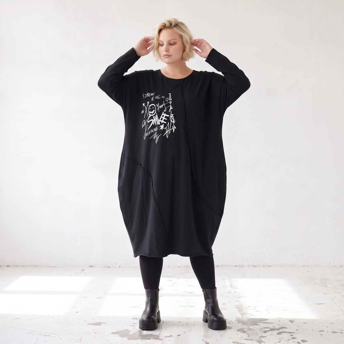 Kleid in OldBlack aus weichem French Terry in Ballonform mit Rundhalsausschnitt Langarm