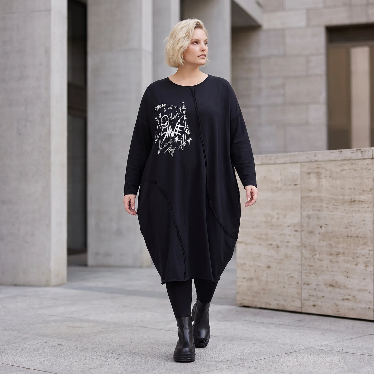 Kleid in OldBlack aus weichem French Terry in Ballonform mit Rundhalsausschnitt Langarm