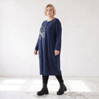 Kleid in verwaschenem Blau aus French Terry mit Ballonform Rundhals und Seitentaschen