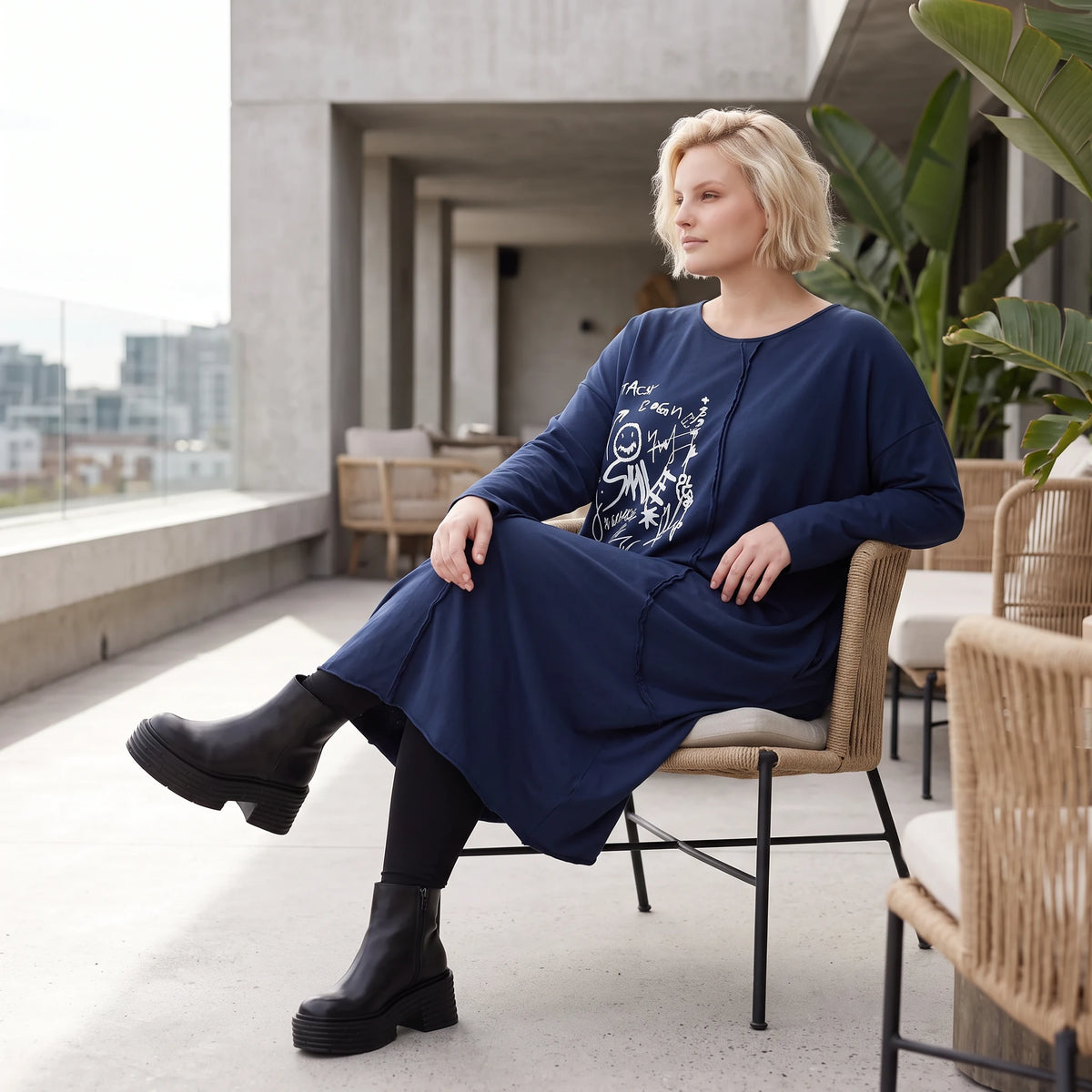 Kleid in verwaschenem Blau aus French Terry mit Ballonform Rundhals und Seitentaschen