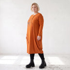 Rostbraunes Ballonkleid aus French Terry mit Stretch und Faltennaht in lässiger Form
