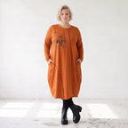 Rostbraunes Ballonkleid aus French Terry mit Stretch und Faltennaht in lässiger Form
