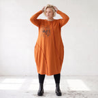 Rostbraunes Ballonkleid aus French Terry mit Stretch und Faltennaht in lässiger Form