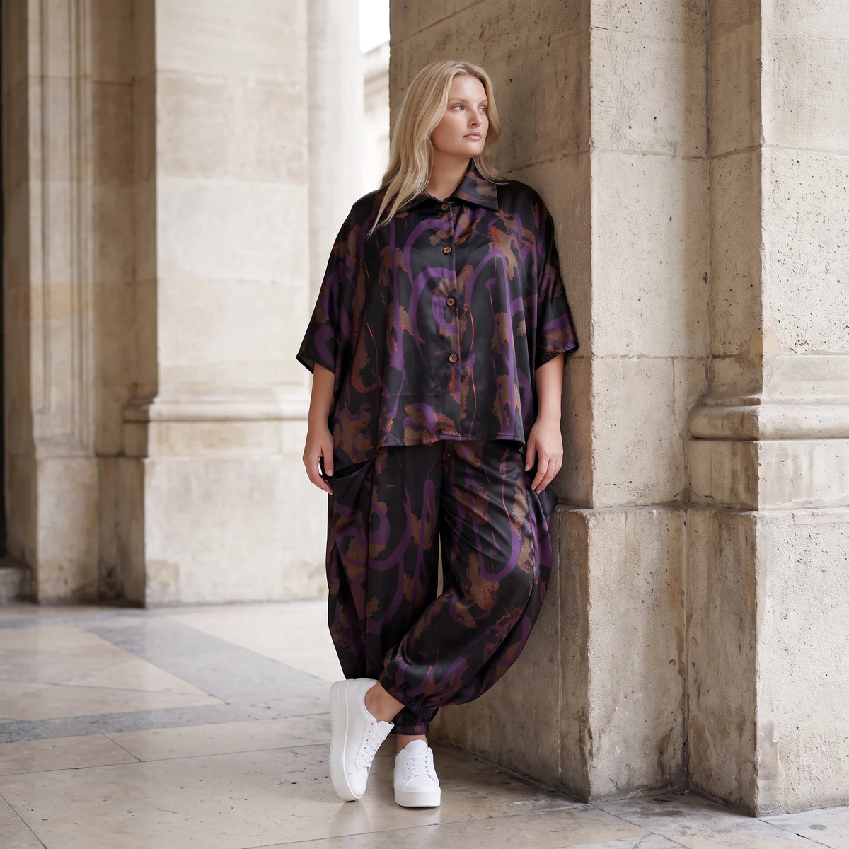 Satinbluse in Schwarz/Violett/Braun mit Hemdkragen Knopfleiste und abstraktem Muster
