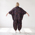 Satinbluse in Schwarz/Violett/Braun mit Hemdkragen Knopfleiste und abstraktem Muster