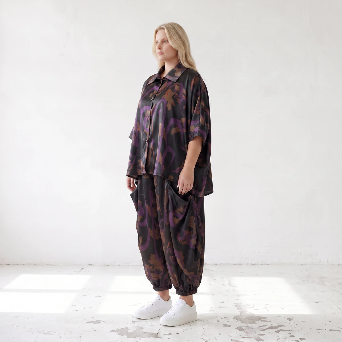 Satinbluse in Schwarz/Violett/Braun mit Hemdkragen Knopfleiste und abstraktem Muster