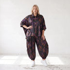 Satinbluse in Schwarz/Violett/Braun mit Hemdkragen Knopfleiste und abstraktem Muster