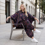 Satinbluse in Schwarz/Violett/Braun mit Hemdkragen Knopfleiste und abstraktem Muster