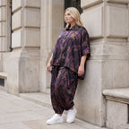 Satinbluse in Schwarz/Violett/Braun mit Hemdkragen Knopfleiste und abstraktem Muster