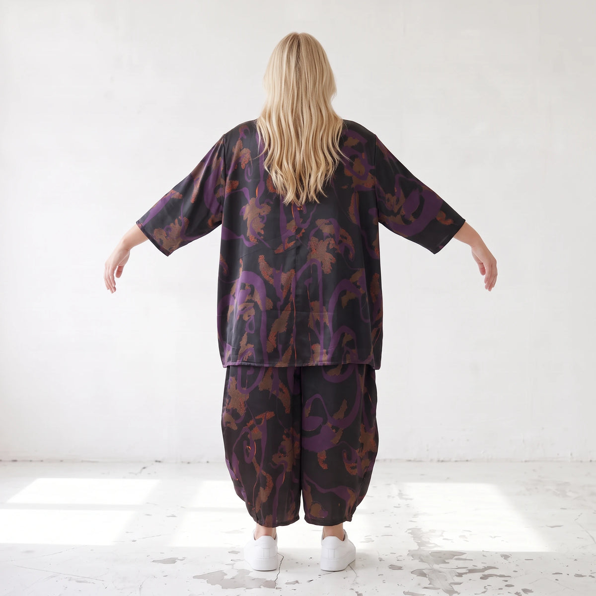 Bigshirt in A-Linie aus Satin mit Schwarz/Violett/Braun Print Rundhals und 7/8-Arm