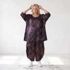 Bigshirt in A-Linie aus Satin mit Schwarz/Violett/Braun Print Rundhals und 7/8-Arm