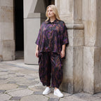 Ballonhose aus Satin in Schwarz/Violett/Braun mit abstraktem Printmuster und Elastikbund
