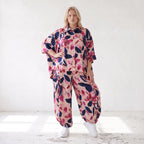 Ballonhose aus Satin mit Blumenprint in Rose/Blau/Pink mit Gummibund und Beuteltaschen